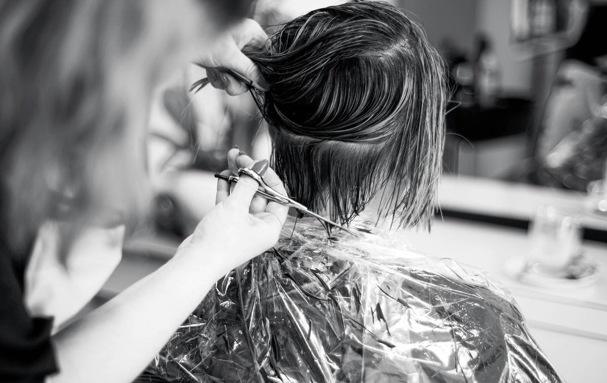 Infographic comparing balayage styling vs traditional foil highlights showing placement, regrowth, and blending differences