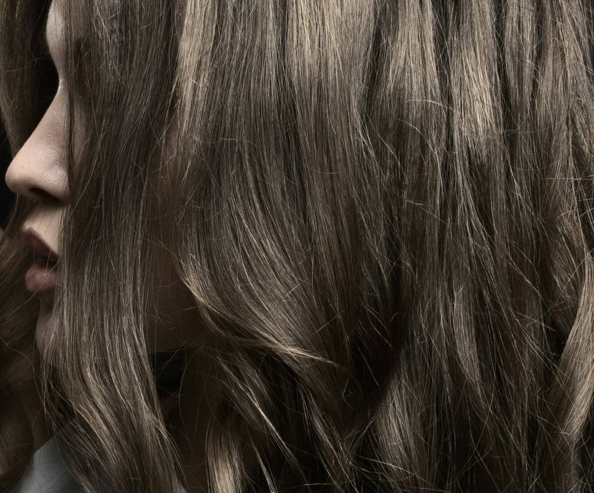 Close-up of sunlit balayage hair with visible shine and healthy ends showing balayage hair shine